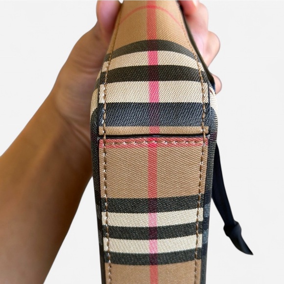 BURBERRY
Hampshire Crossbody Bag✨ - Picture 4 of 6